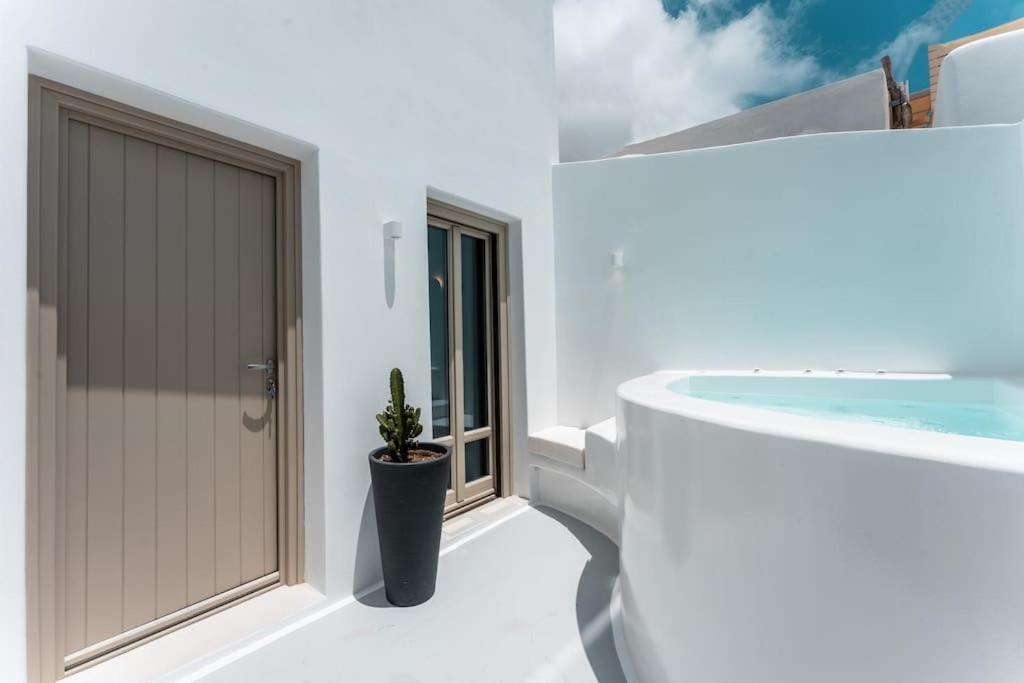 Akri Santorini With Heated Jacuzzi Villa Emborió Kültér fotó