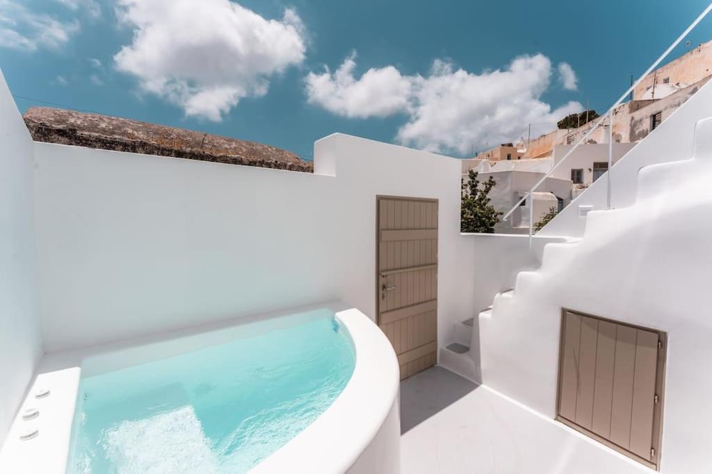 Akri Santorini With Heated Jacuzzi Villa Emborió Kültér fotó